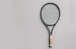 panadaya tennis racket plain background photography 3d50057a 5f47 4f7b b5a2 5e46208baf27